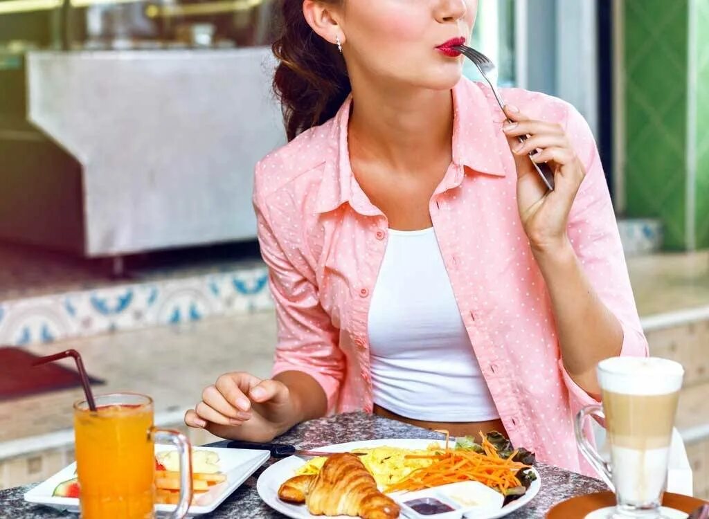 Отказ от завтрака. Девушка с тарелкой. Здоровое питание женщина. Eat breakfast. Полезная еда на завтрак.