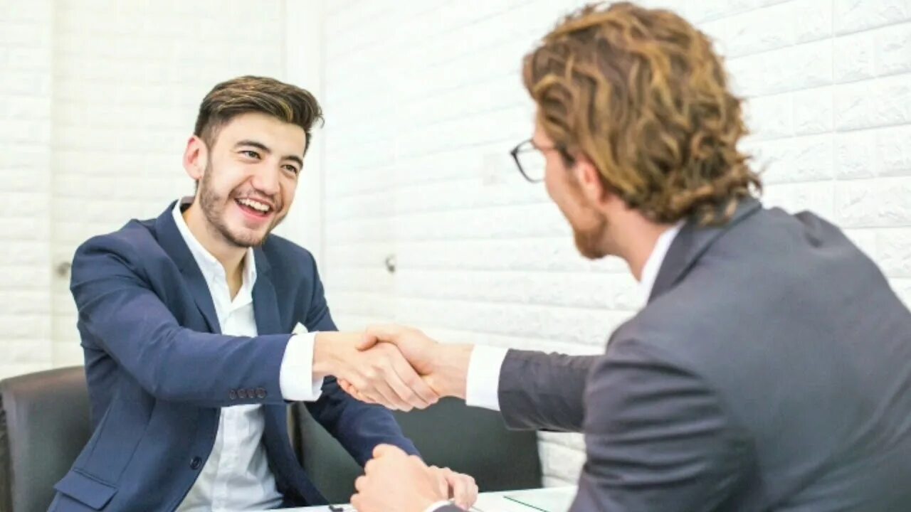 Go to the interview. Интервьюер мужчина. face to face interview. hr интервью. f2f интервью.