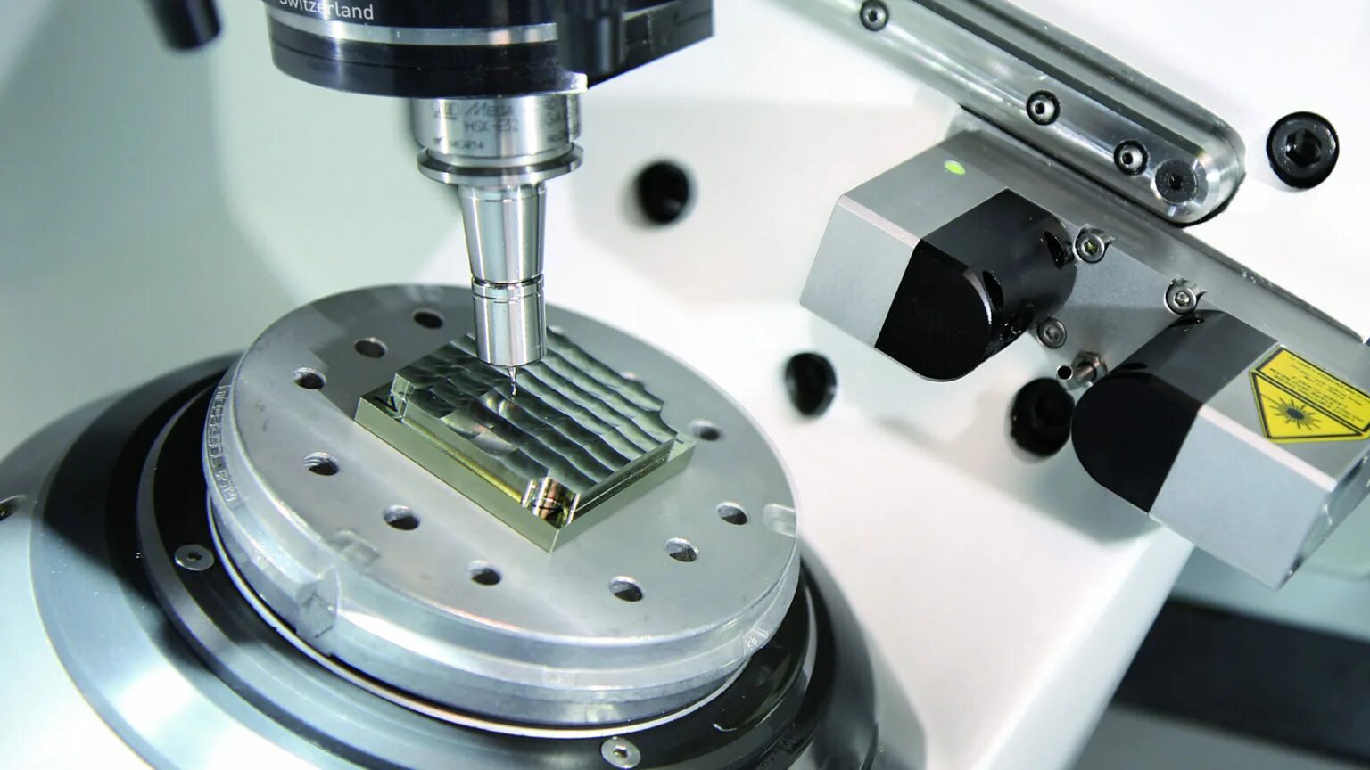 Фрезерная резка металла. Прецизионная обработка материалов. Станки для обработки металла. Высокоточное машиностроение. Обработка печатных плат на станке.