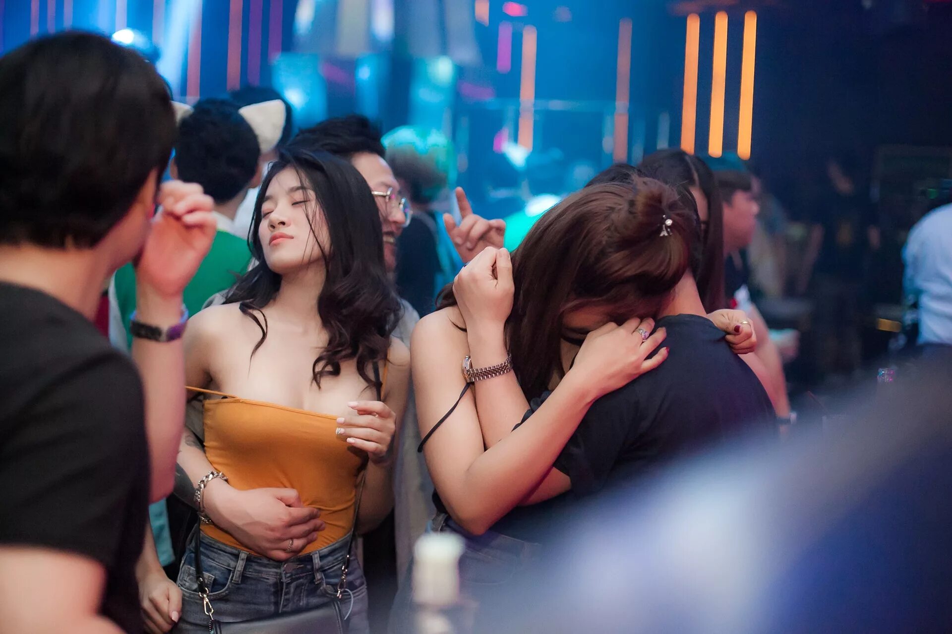 Снял двух после клуба. Фото девушек в ночных клубах. Японская дискотека. Японские девушки ночные клубы. Японские девушки в клубе.