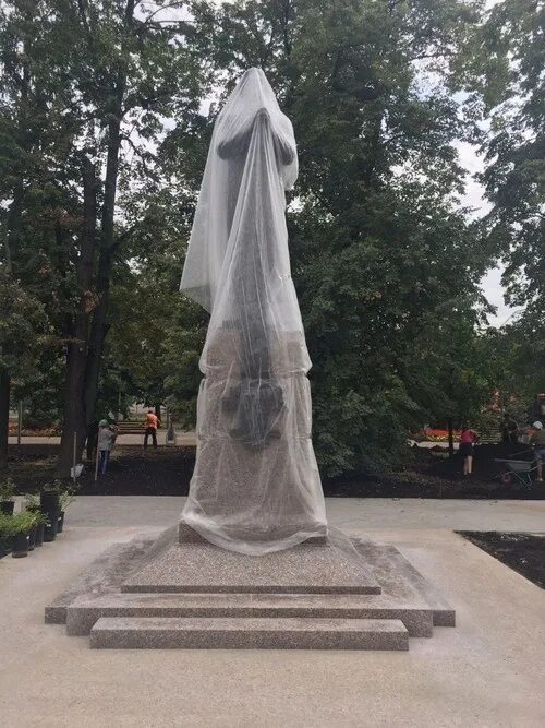 Памятник в сквере у филармонии. Памятник в сквере у филармонии. Памятник вагапову казань. Сквер филармонии казань. Памятник пушкину в твери на театральной площади.