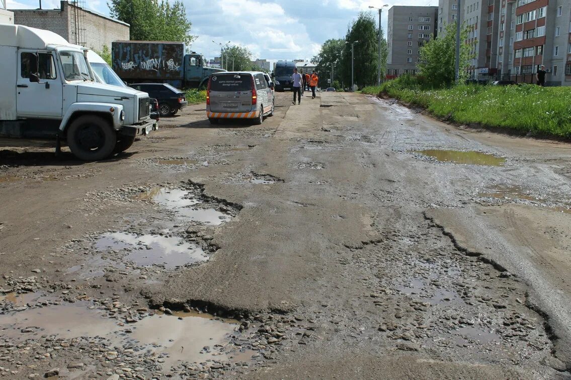 Идти не разбирая дороги. Плохие дороги. дороги в кирове. разбитые дороги.