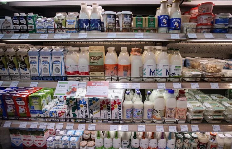 Продукты российского производства. Рынок молочной продукции. Молоко производители. Молочные продукты на прилавке. Ассортимент молочных продуктов.