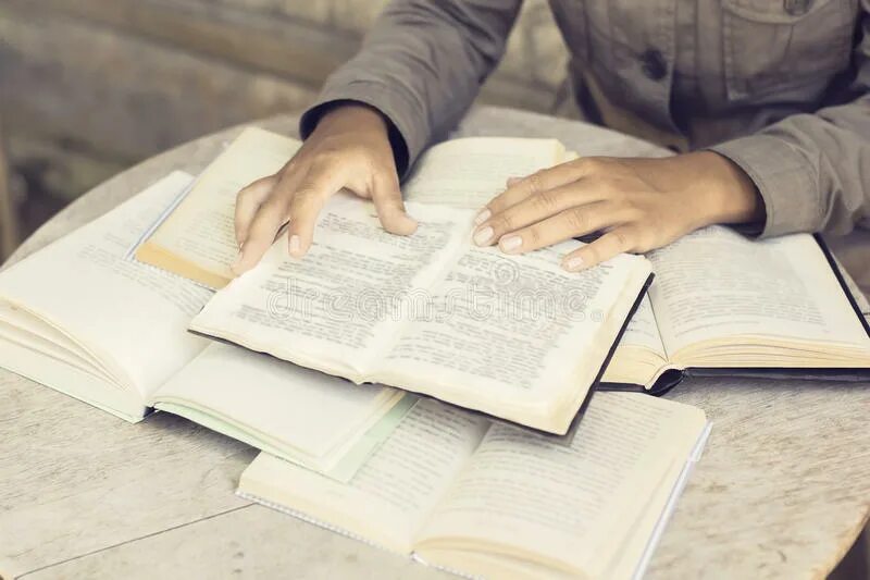 Несколько книг одновременно. Человек делает все сразу книжная. читать несколько книг одновременно. девушки читает книгу в библиотеке силуэт.