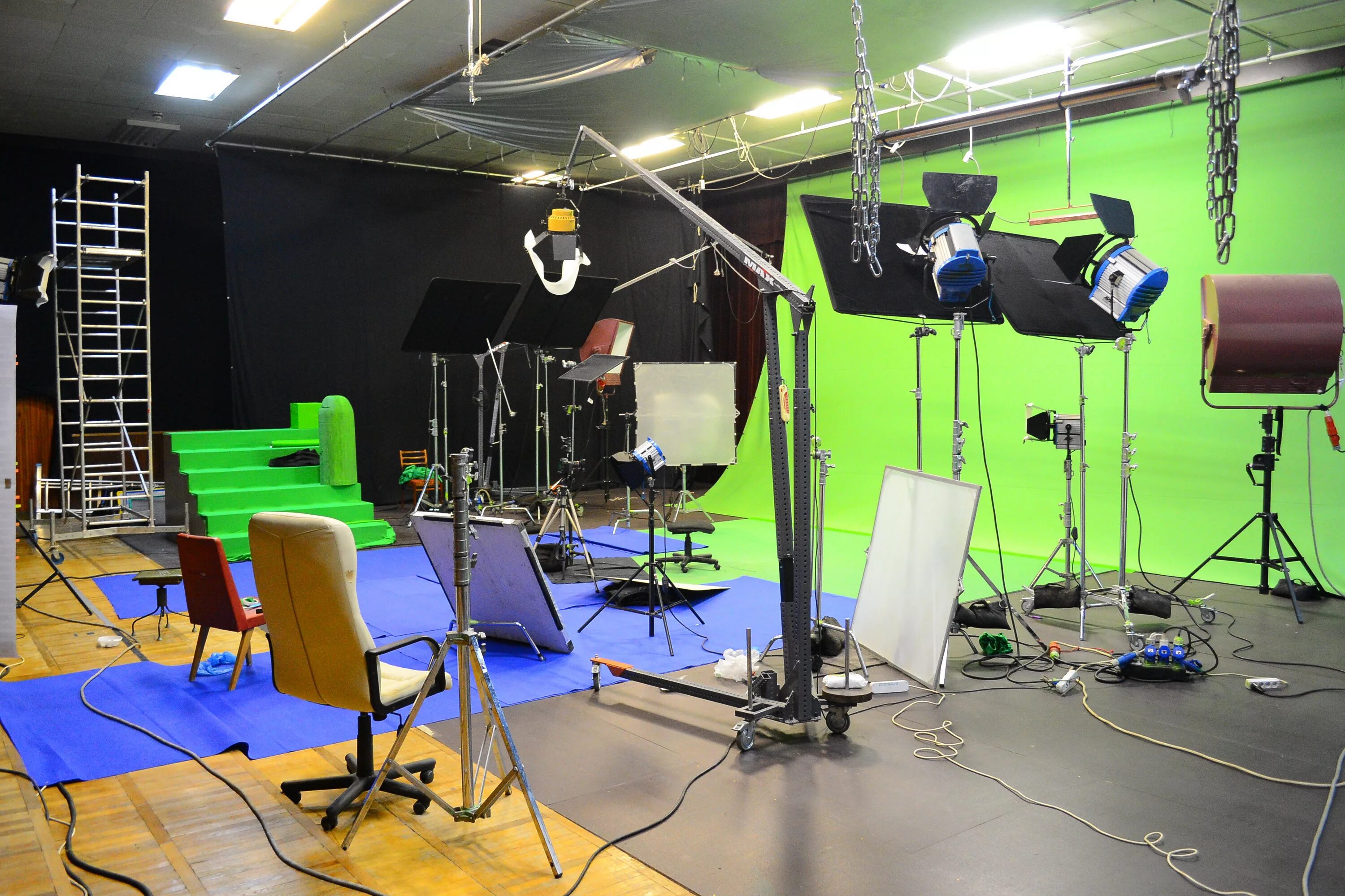 Студия съемки фильмов. Съемочная площадка. Павильон хромакей голливуд. Студия видеозаписи. Хромакей циклорама москва.
