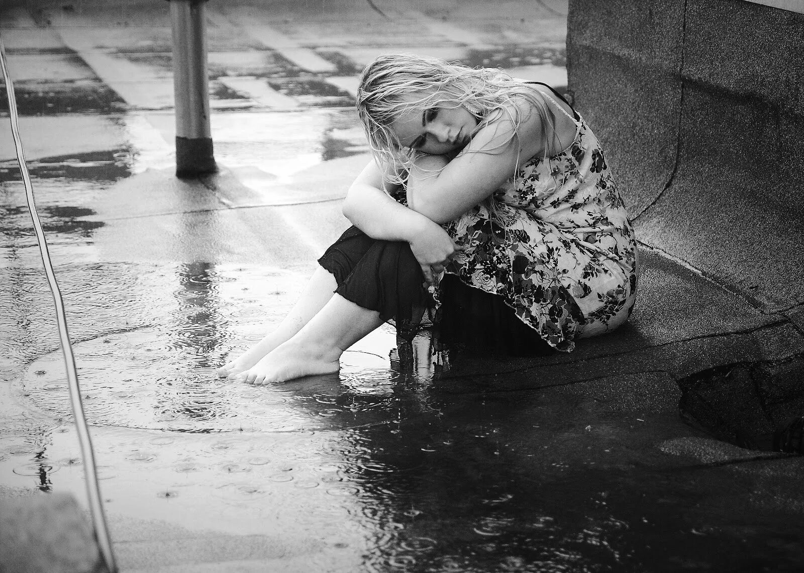 Грустит дождю. Девушка под дождем. Грустная девушка под дождем. Девушка сидит под дождем. Плачущая девушка под дождем.