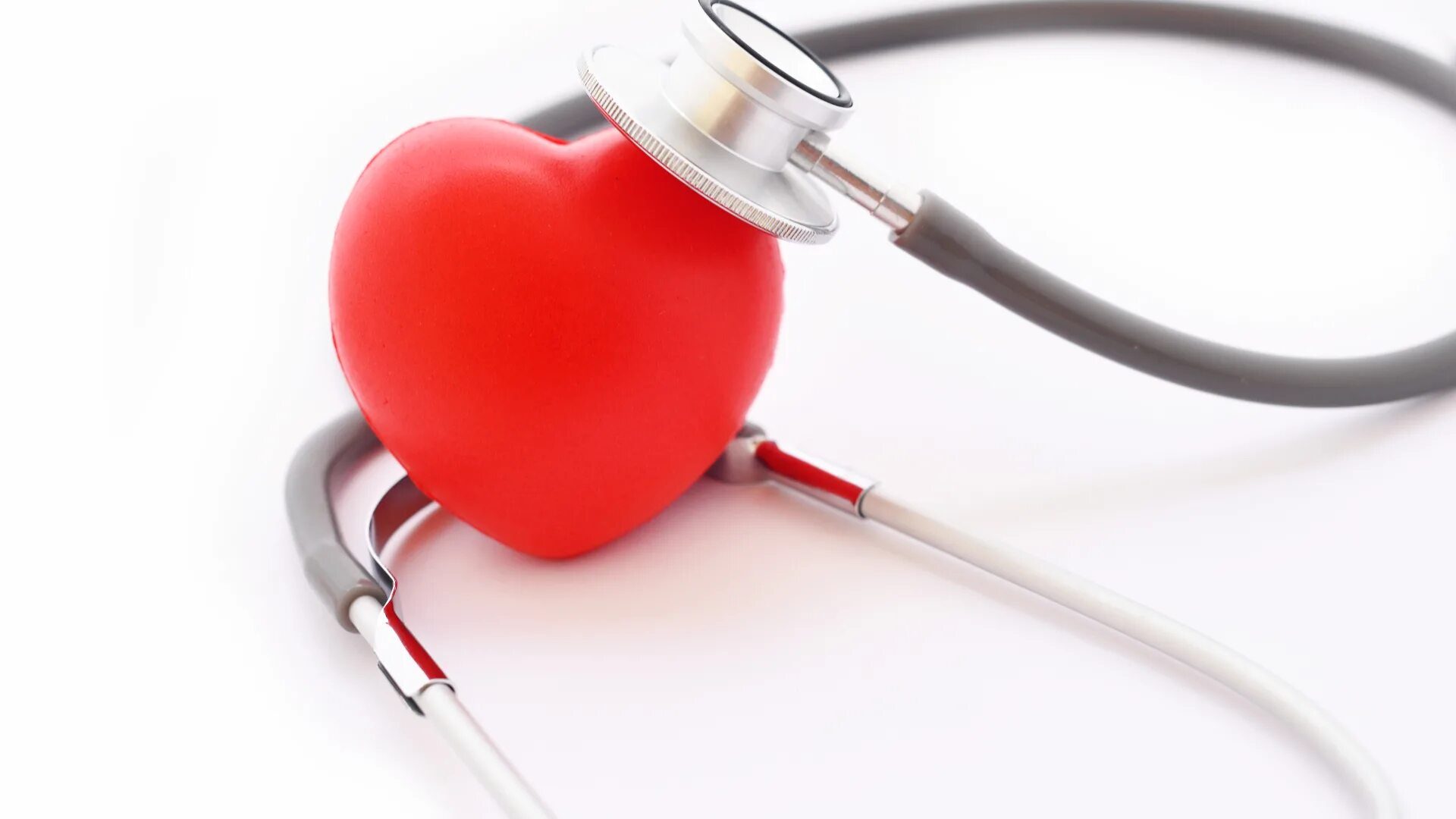 Врач который проверяет сердце. Проверка сердца. Исследование сердечно сосудистых заболевание. Кардиологическое обследование. Check-up сердца.