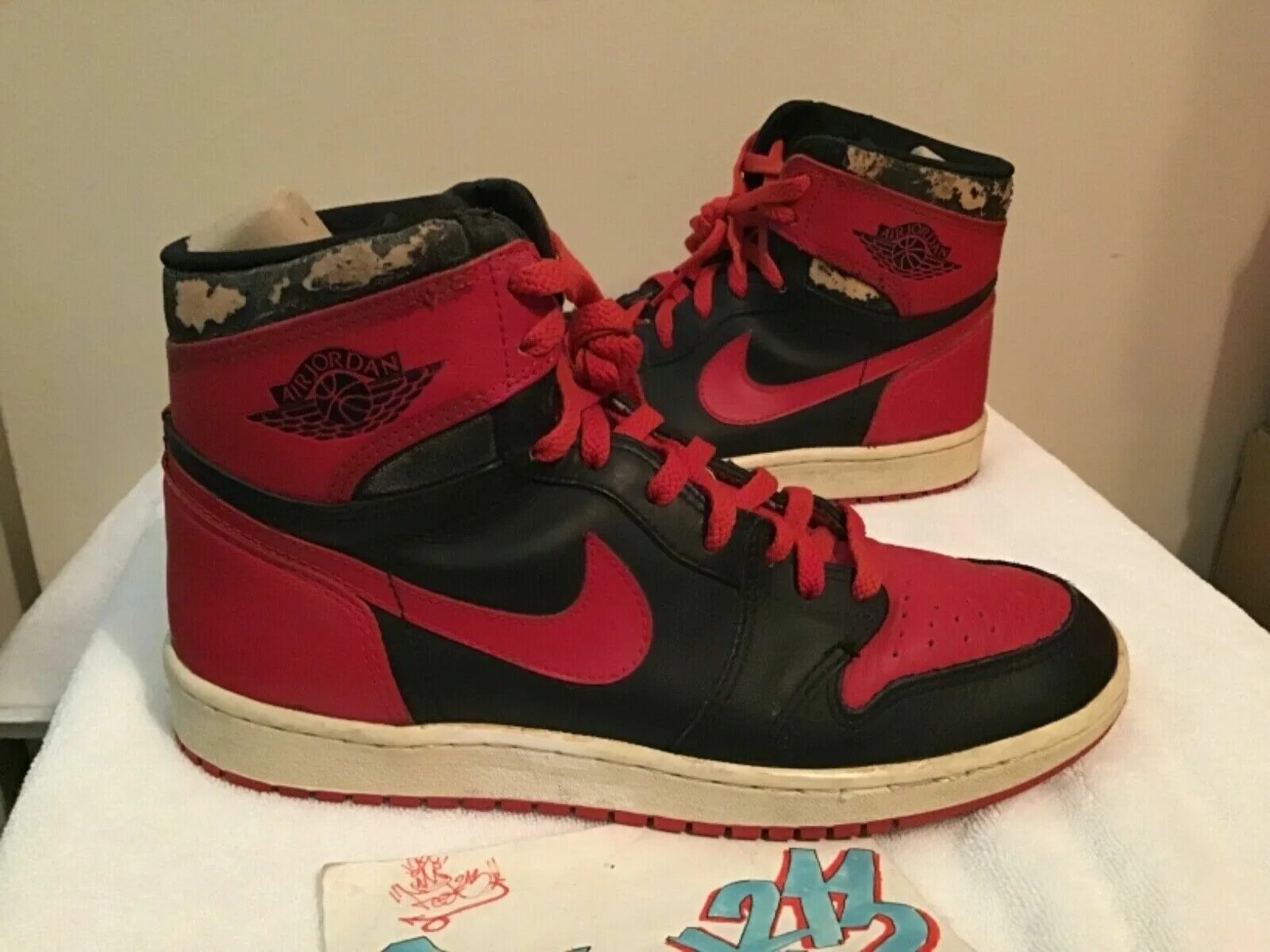 Лорим нара кроссовки. Nike Air Jordan 1 Chicago bulls. Air Jordan 1 Chicago bulls. Nike Jordan 1 Chicago bulls. Nike Air Jordan Chicago bulls.