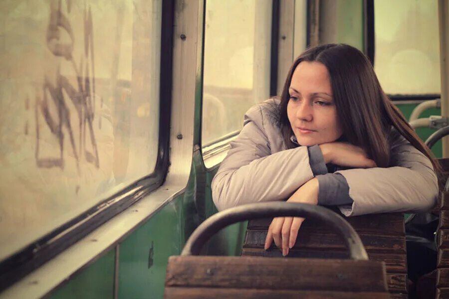 Пассажир сидит у окна