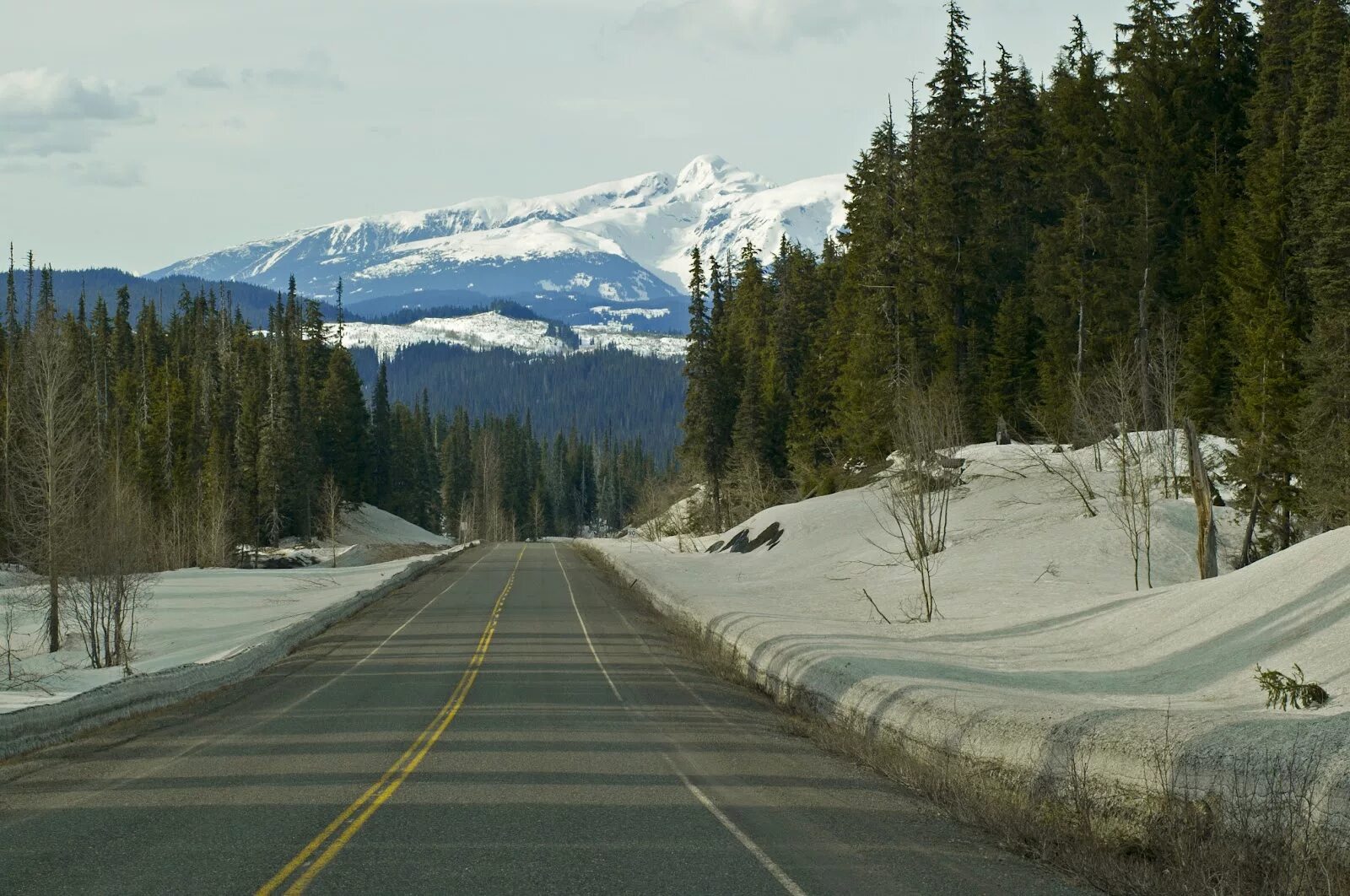 Трасса Аляска Канада. Дорога на Серкл Аляска. Крупная автомагистраль в Аляску. Дороги Аляски зимой.