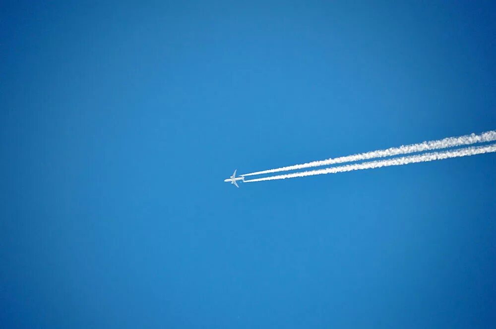 След от летящего самолета. След от летящего самолета. Полосы на небе. Ан-124 инверсионный след. Самолет в небе.