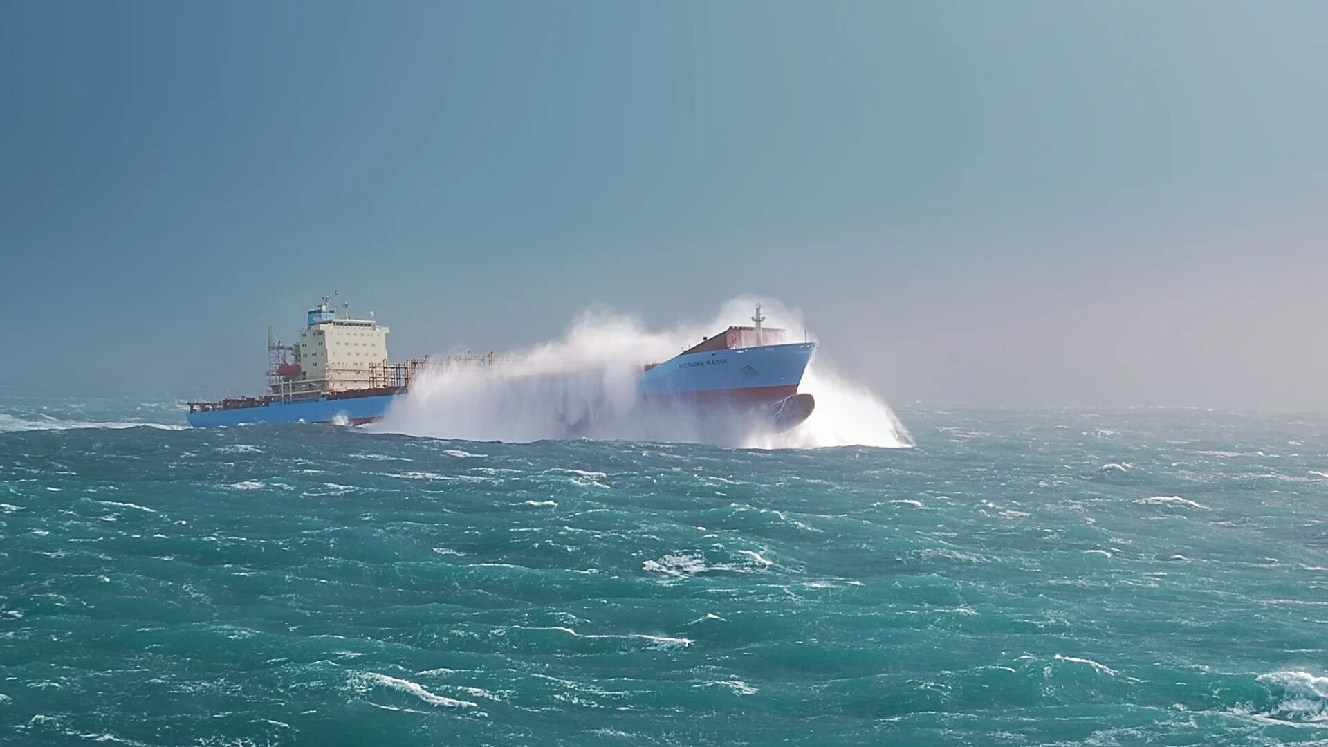 судно волна. судно в шторм. судно в шторм. судно в шторм. судно волна.