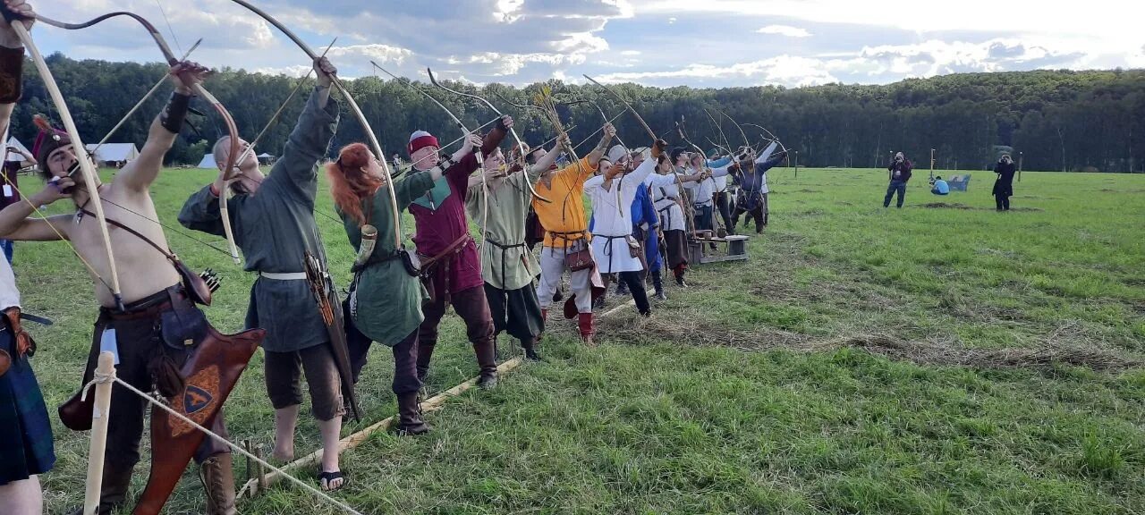 Стрельба из лука в средние века. Деревня лучники. Сара боуман archery. Деревня лучники. Сулица в древней руси.