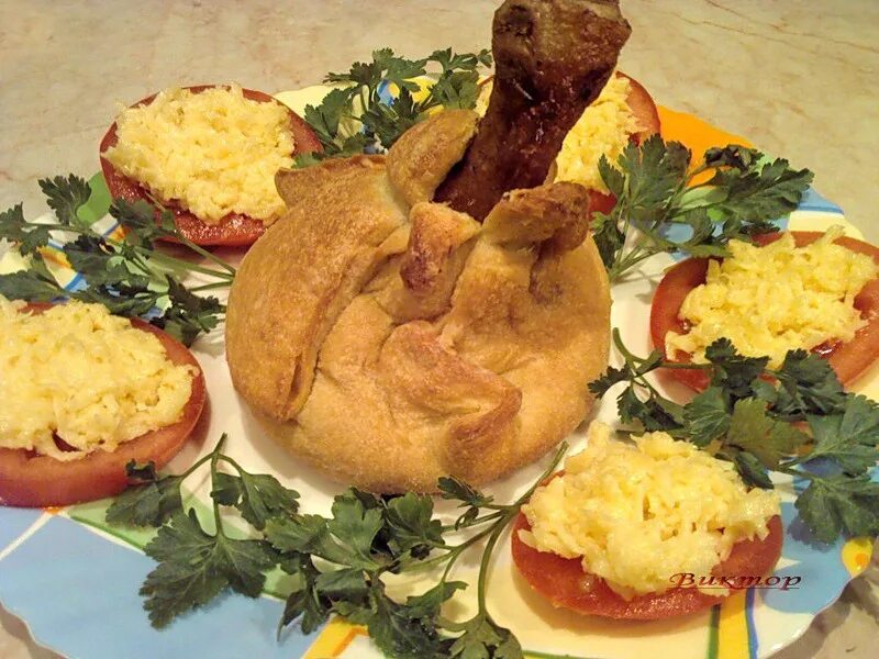 Куриные ножки в слоеном тесте. Куриные мешочки. Пирожки с картофельным пюре. Голень с пюре в тесте. Картофельное пюре сверху.