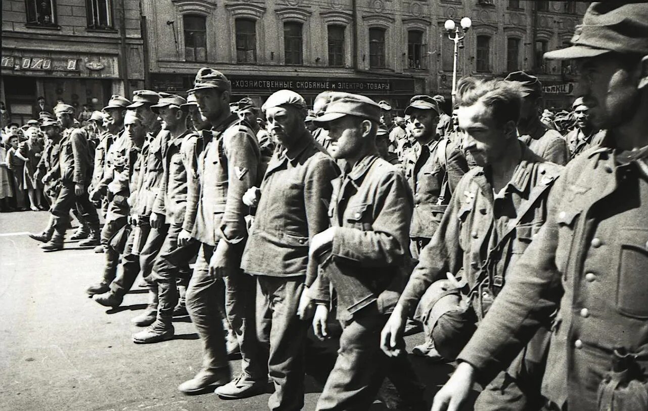 Фашисты были в москве. Парад побежденных 17 июля 1944 года. Парад военнопленных немцев в Москве 1944. «Парад побеждённых». 17 Июля 1944, Москва.. Марш пленных немцев по Москве в 1944.