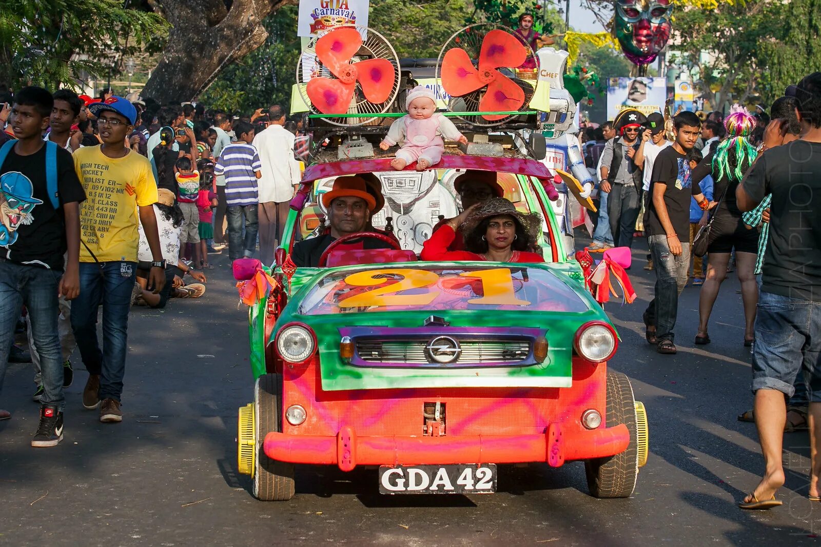 Carnival scenes. Панаджи Гоа карнавал. Карнавал Гоа 2024. Карнавал на Гоа картинки. Panjim Festival.