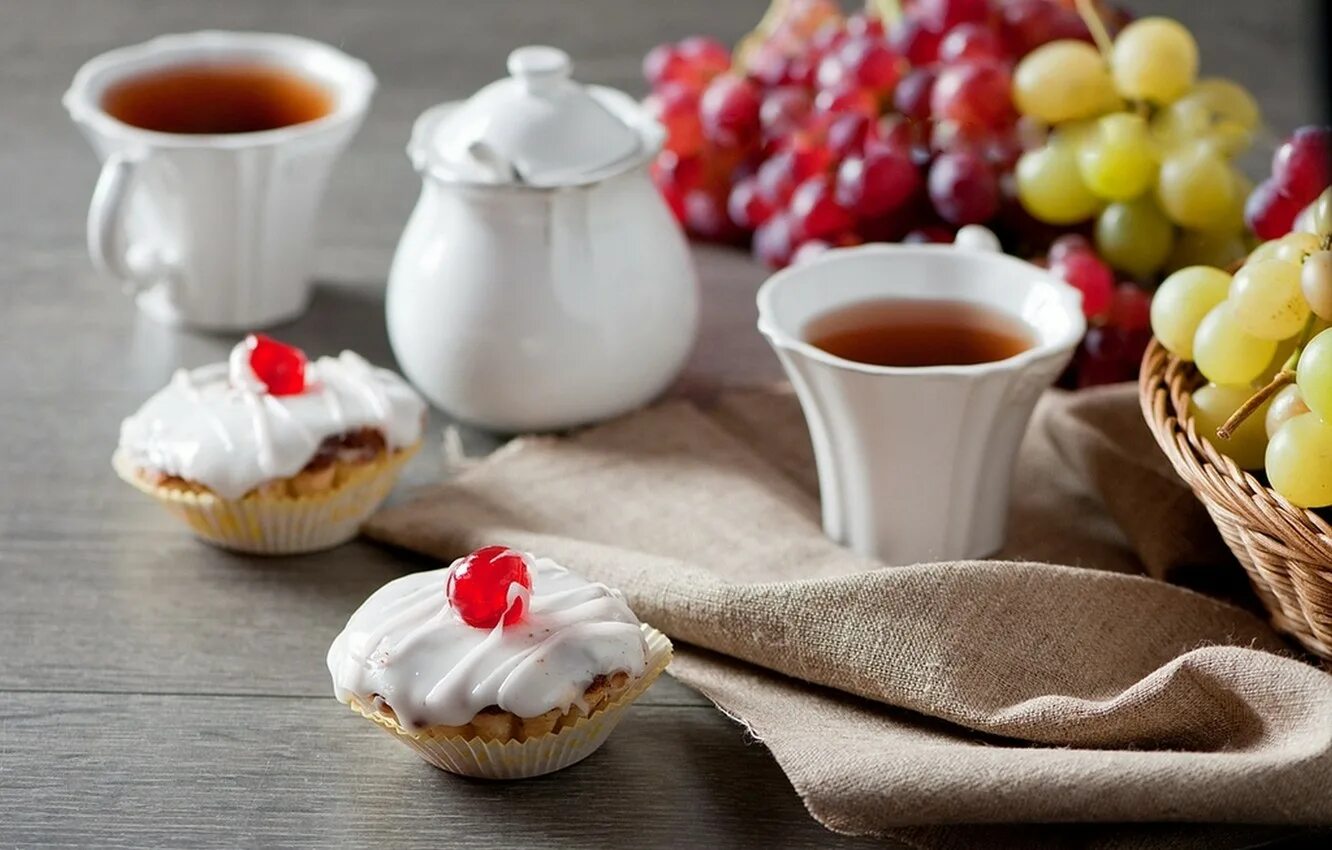 Сладкий завтрак. Красивые пирожные и кофе. Доброе утро клубника. Кофе и пирожное. Кофе и вкусняшки.