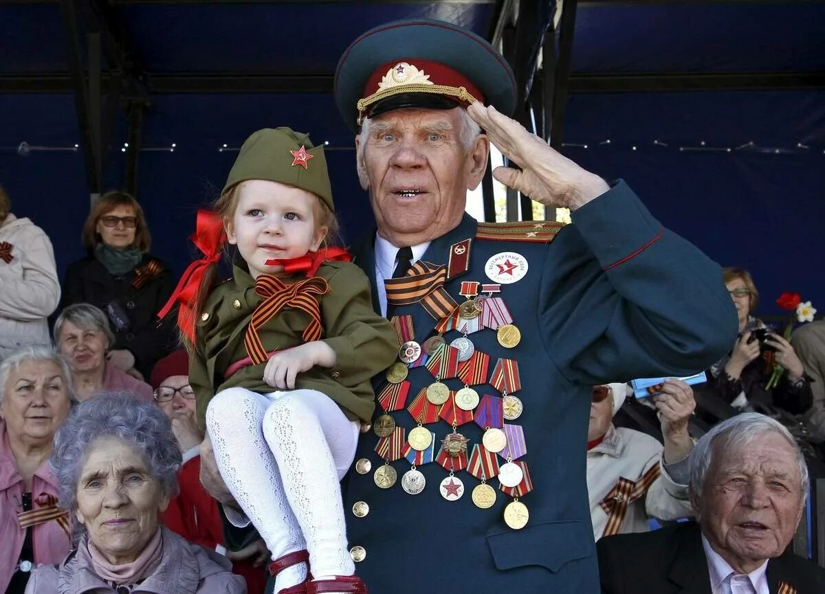 Дедушка ветеран с внуком. Ветераны и дети. Ветеран с внуками. Дедушка ветеран с внуком. Девочка дарит цветы военному.