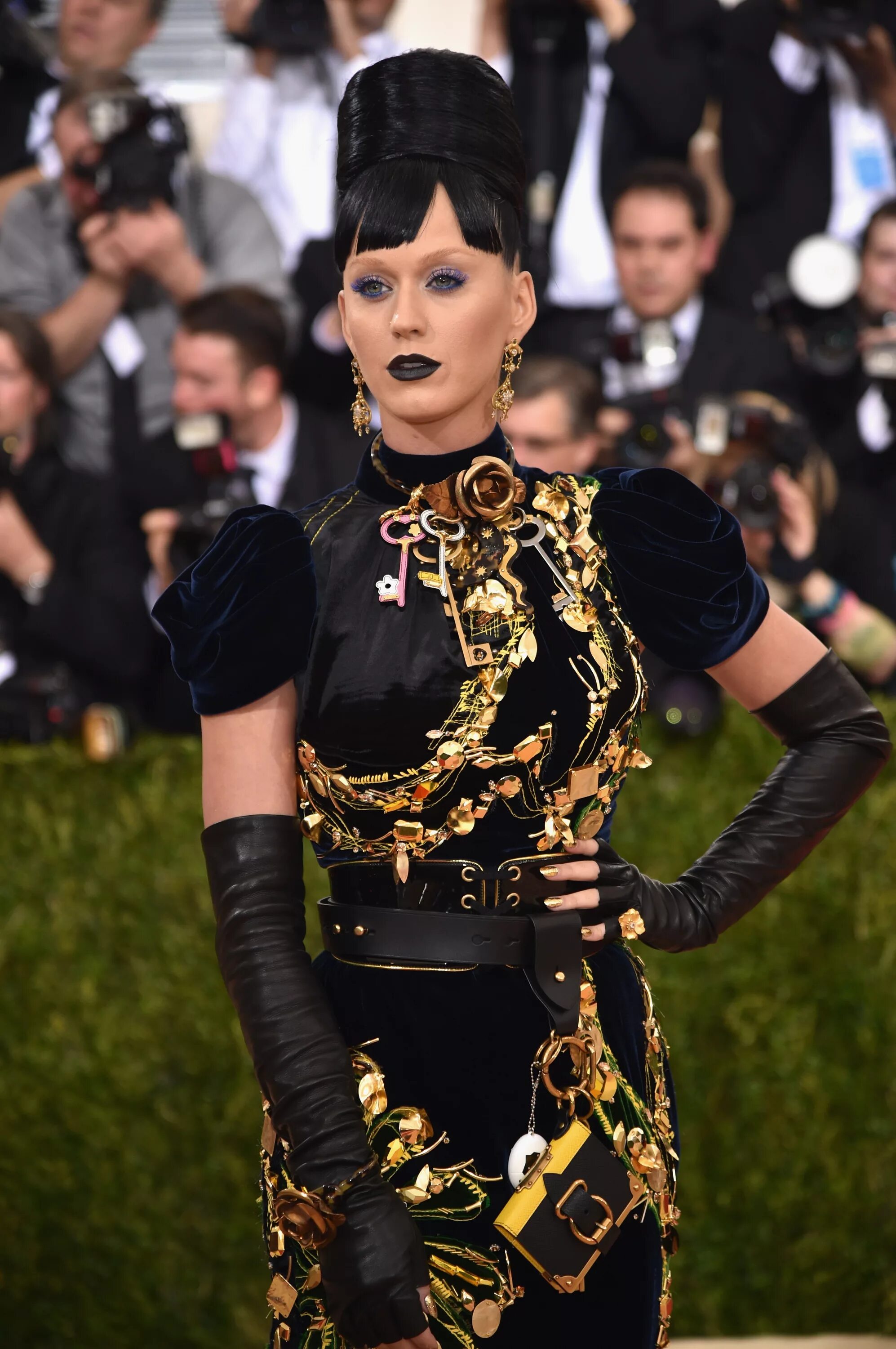 Tory burch met gala. Джиджи хадид и зейн малик мет гала. Мет гала 2016. Мет гала 2016. Алессандра амбросио на мет гала.