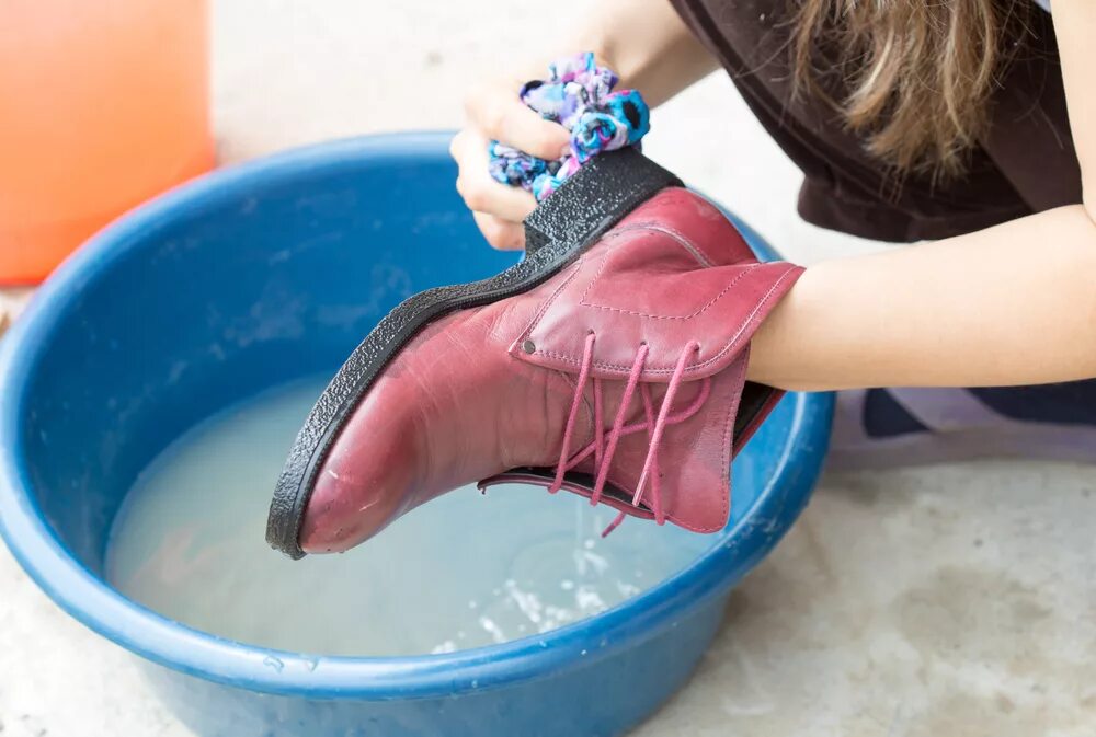 Помыть обувь. Протирает обувь. Очистка обуви от грязи. Помыть ботинки. Чем можно почистить подошву