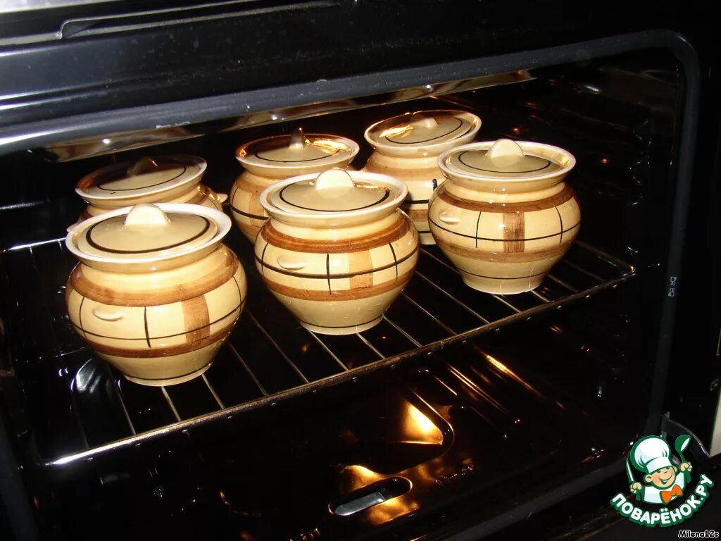 режим для горшочков в электрической духовке. можно ли ставить горшочки в духовке. жаркое в духовом шкафу. на что ставить горшочки в духовке. мясо в горшочках.