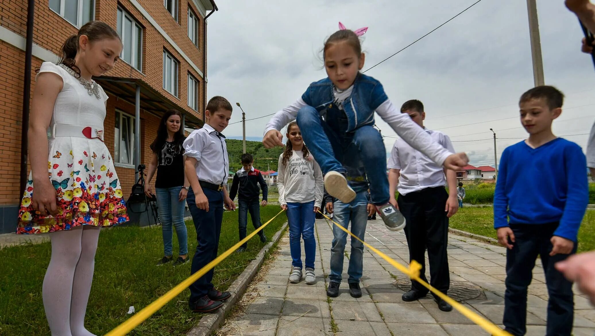 Детские дворовые площадки. Потешный двор орбита аттракцион. Потешный двор архангельск аттракционы. Игры во дворе. Дети во дворе.