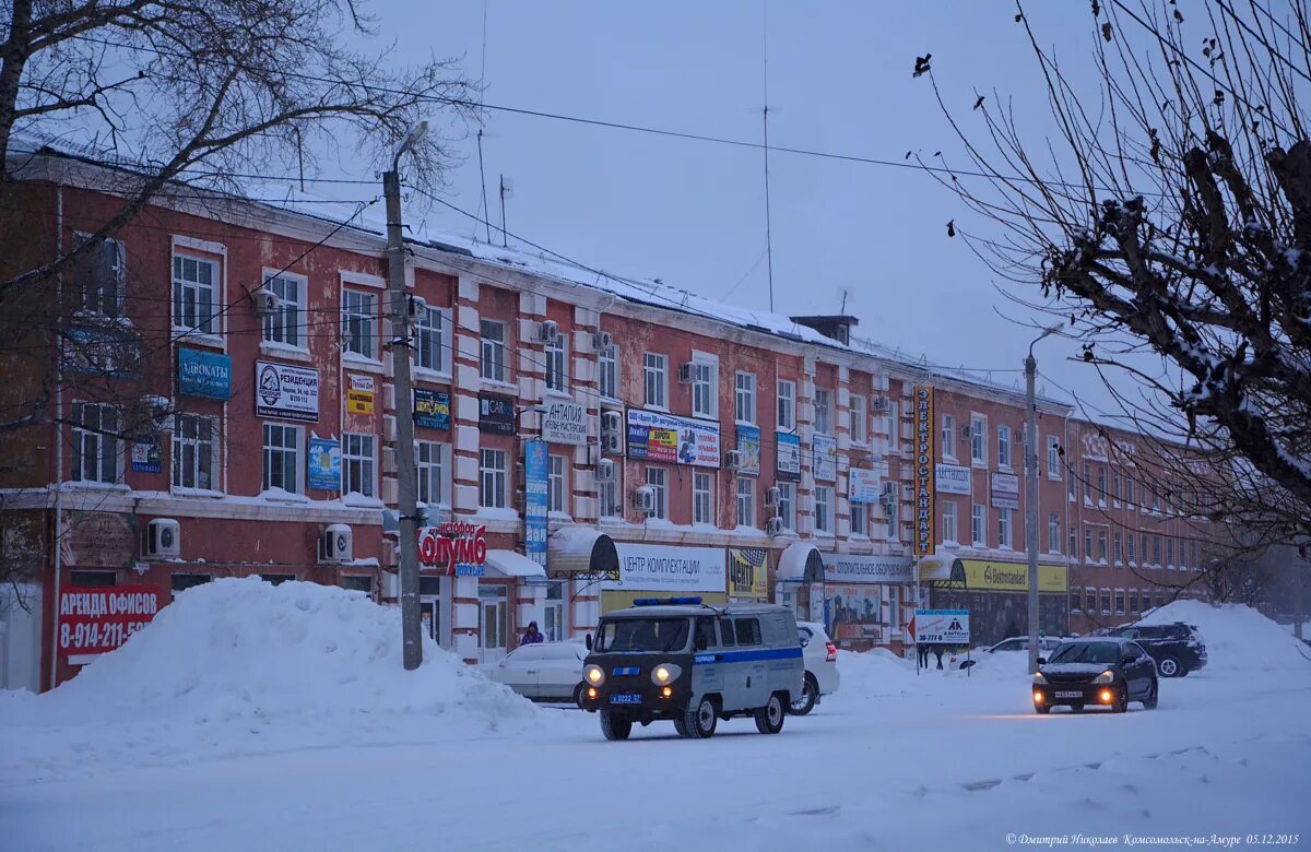 Гисметео комсомольск на амуре магнитные. Комсомольск на Амуре Дземги. Население Комсомольска на Амуре 2022. Комсомольск-на-Амуре 2000. Амур Комсомольск-на-Амуре 2000 год.