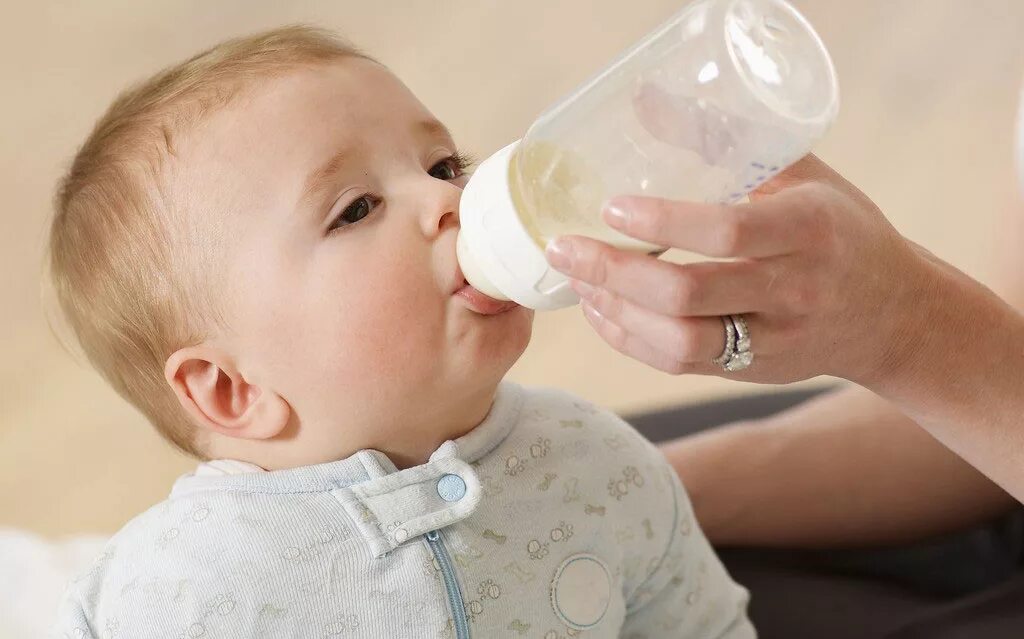 Baby with Bottle. Искусственное кормление человека. Baby Drink Milk. Докорм ребенка картинка.
