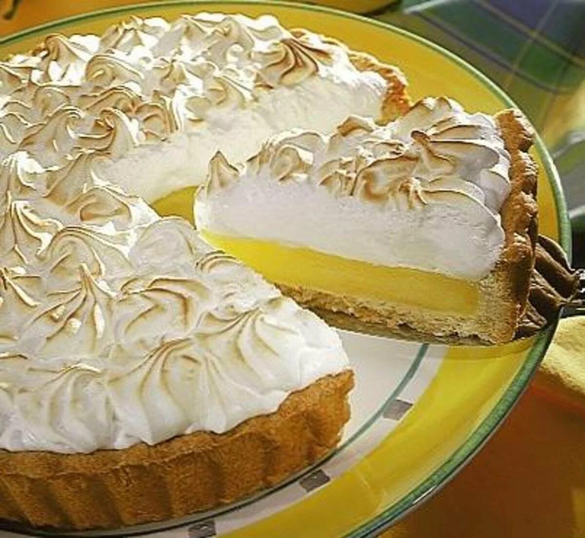 Лимонный тарт с меренгой 1. Лимонный меренговый пирог. Лимонный пирог с меренгой. Лимонный меренговый торт. Безе с песочным тестом
