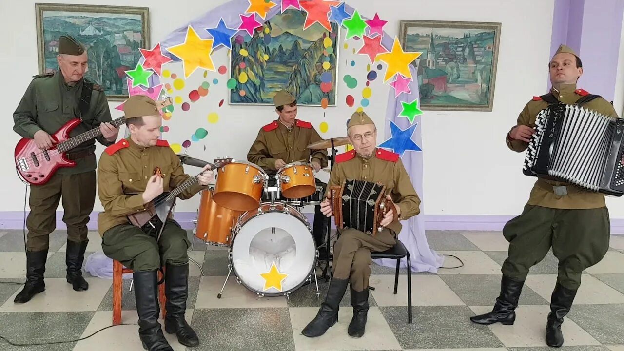 Военное попурри в детском саду. Ансамбль серебряный перезвон Саратов. Серебряный перезвон Саратов коллектив. Ансамбль перезвоны.