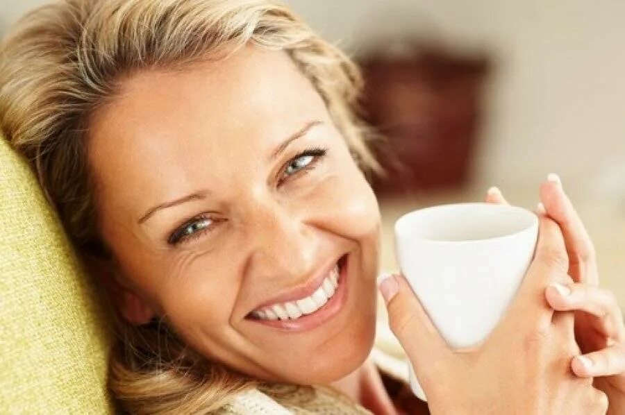 Здоровая женщина. Женщина среднего возраста. Женщина с яблоками. Женщины 45+. Здоровое питание дамы.