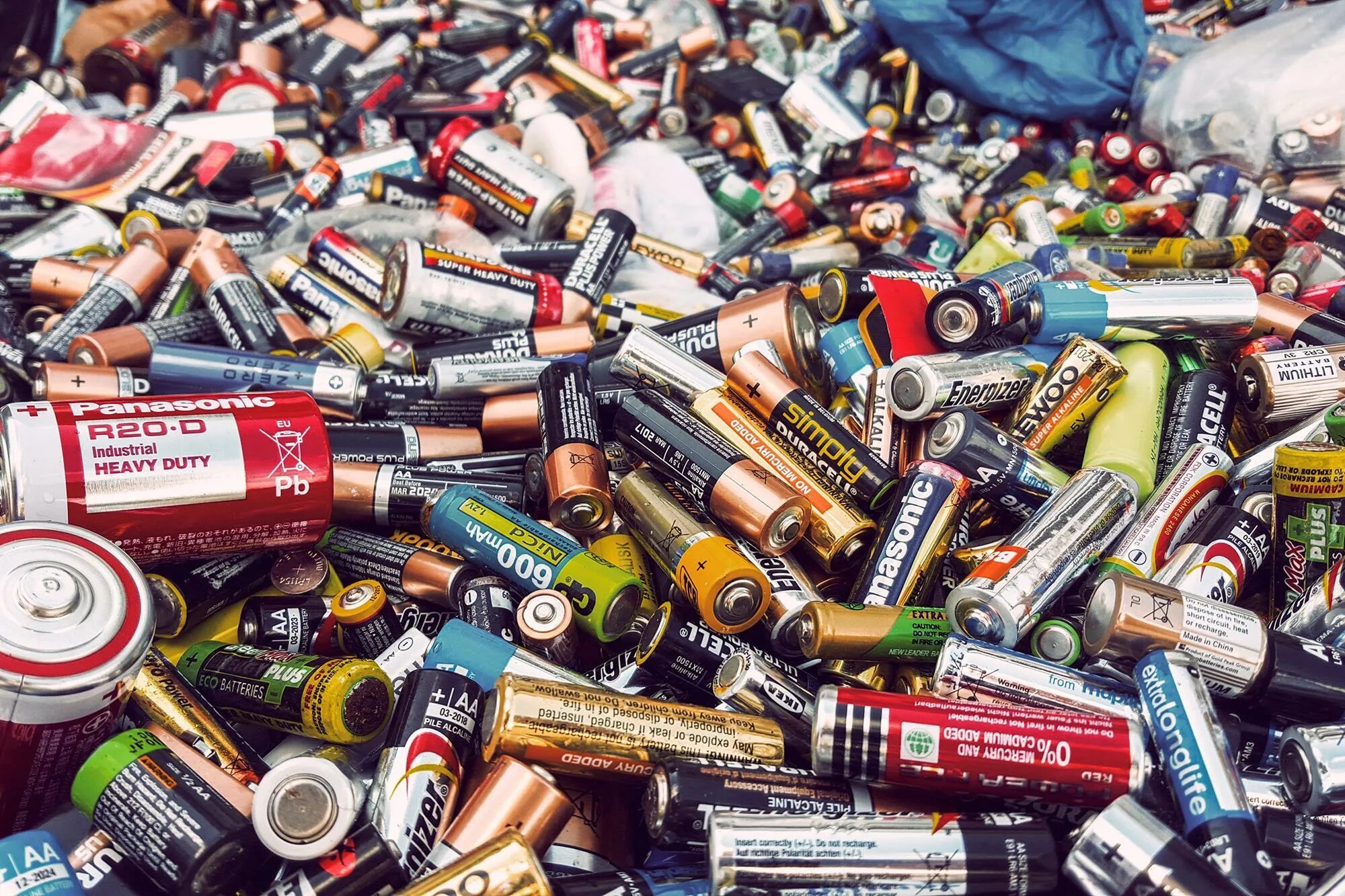 Батарейки. Много батареек. Батарейки отходы. Разнообразие батареек. Recycle batteries