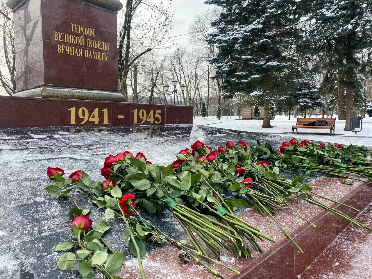 Кабардино-балкария люди. Могила. Юнармейцы с флагом. Освобождение кбр от немецко-фашистских захватчиков. Освобождение кбр от фашистов.