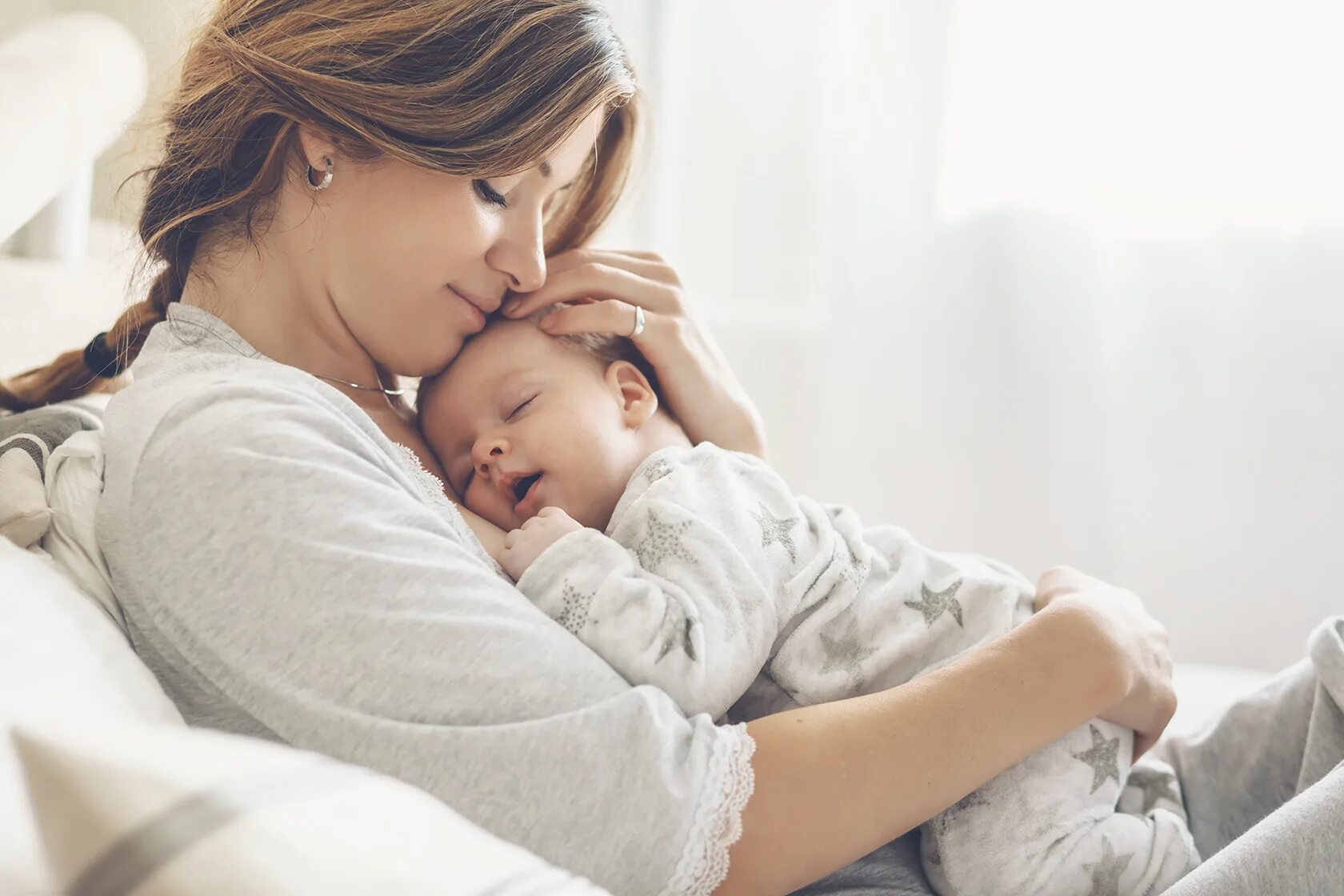 Mom and child. Мама с младенцем. Женщина с ребенком. Красивая мама с ребенком. Мама с грудным ребенком.