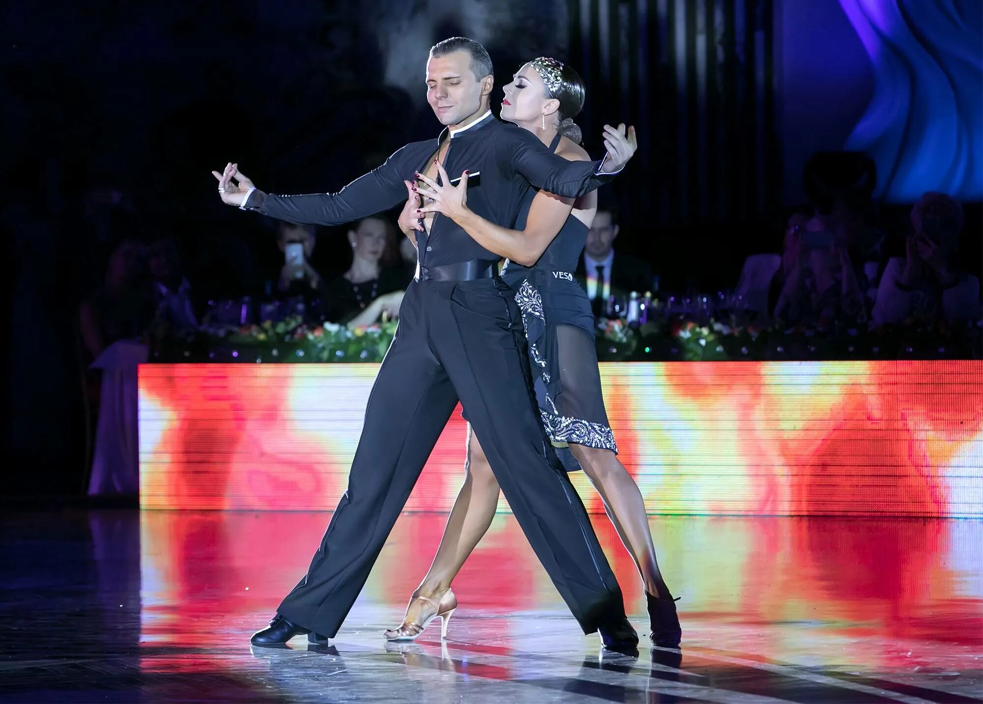спортивные бальные танцы латина. самба пара. дорин фрикатану и марина сергеева. танцоры. латины двойное.