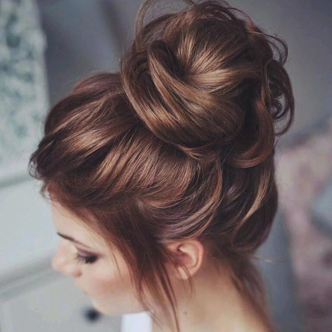 Идеи для волос. Пучок. прическа messy bun. прическа на коричневые волосы длинные пучок. собранная прическа для женщины вид спереди.