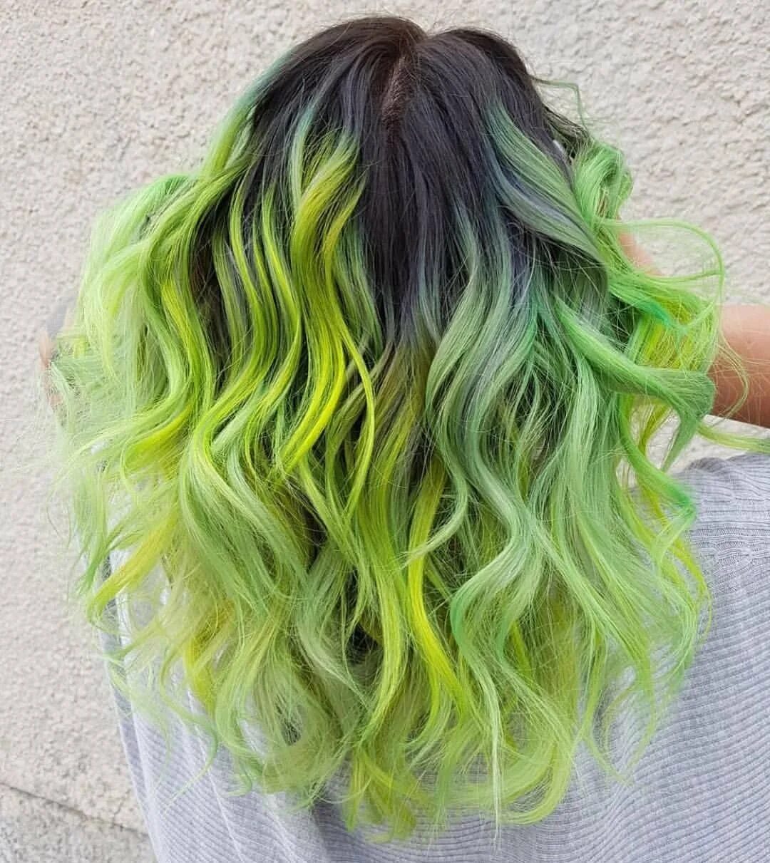 Желто зеленые волосы. Зеленые кончики на русых волосах. Окрашивание кончиков волос в зеленый. Яркие кончики волос.