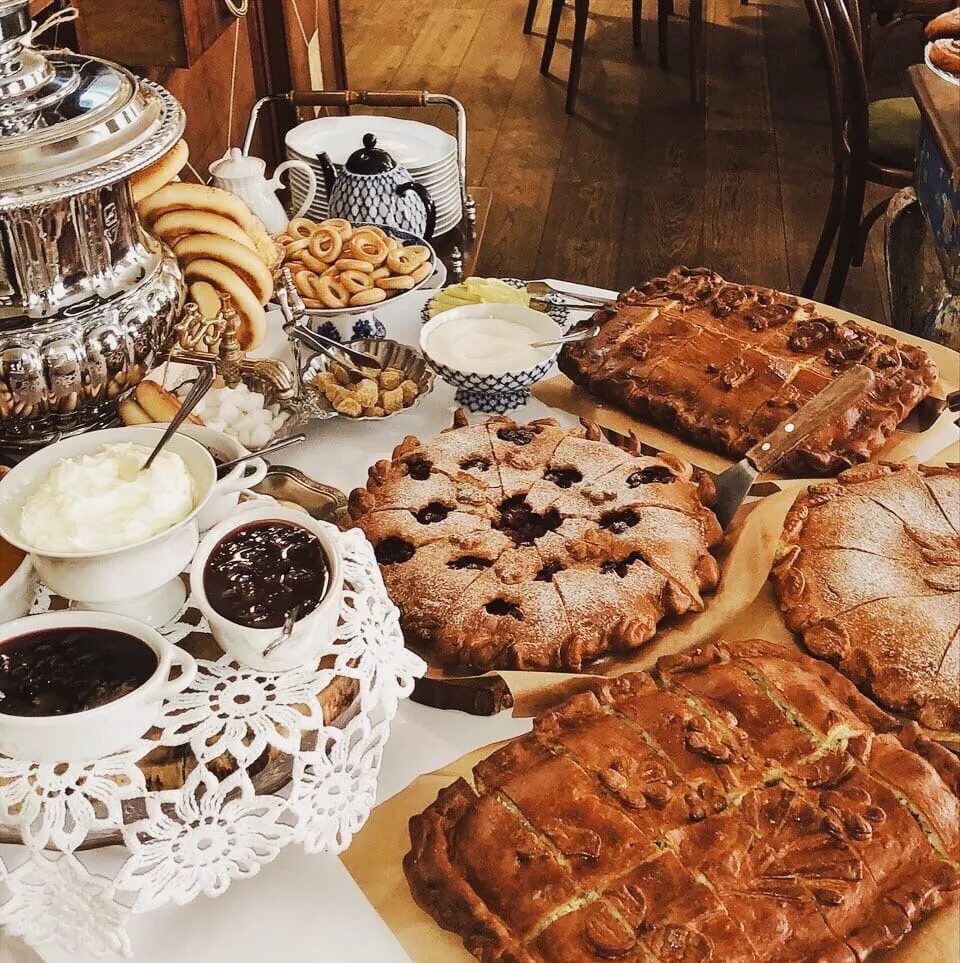 Стол с самоваром и пирогами. Русская выпечка. Шикарный стол с пирогами. Традиционное русское чаепитие. Деревня сладостей