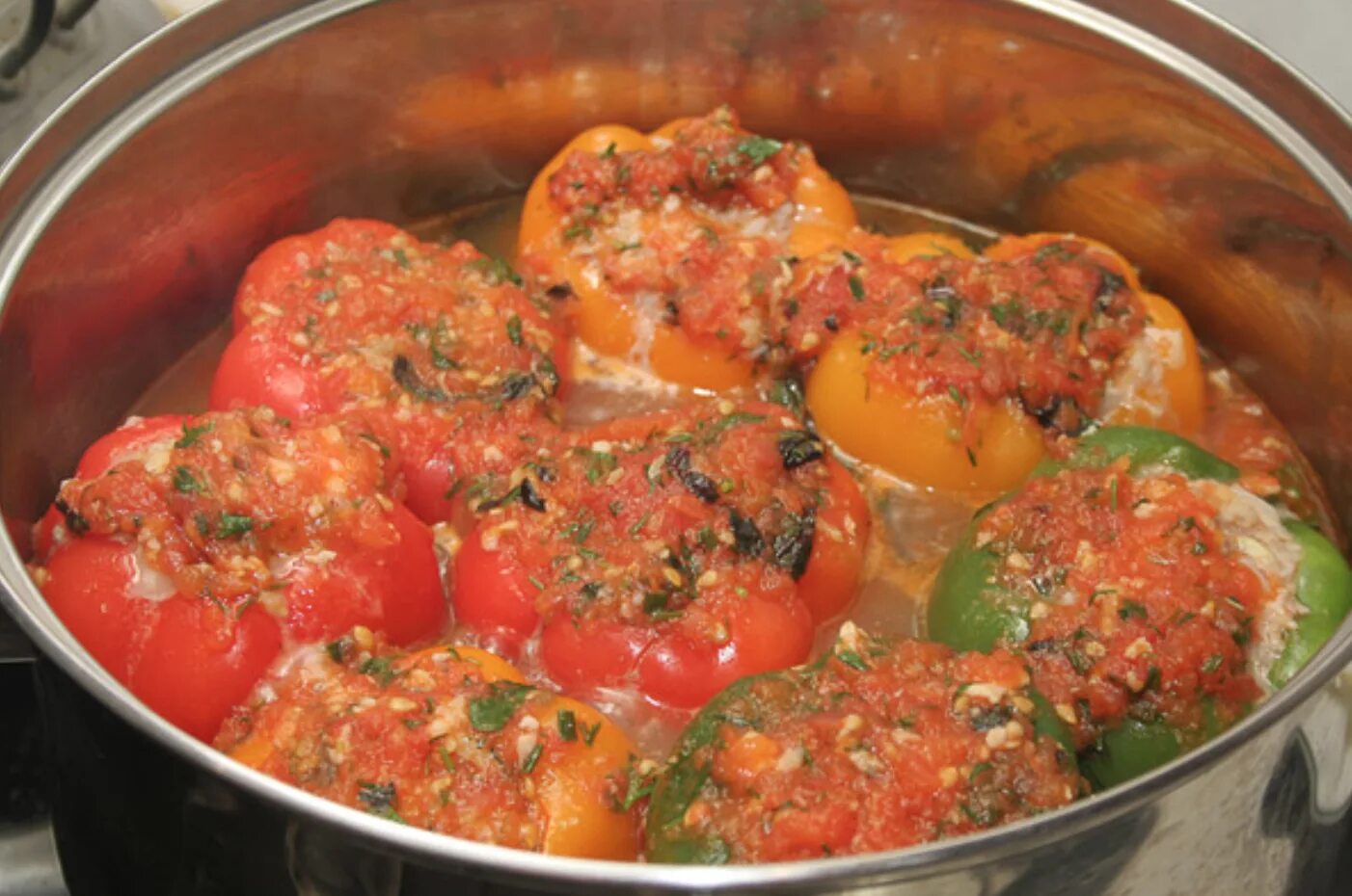 Рецепт перец с рисом и овощами. Фаршированные перцы с фаршем и рисом. перец фаршированный тушеный. перец фаршированный мясом и рисом. фаршированные перцы в кастрюле.