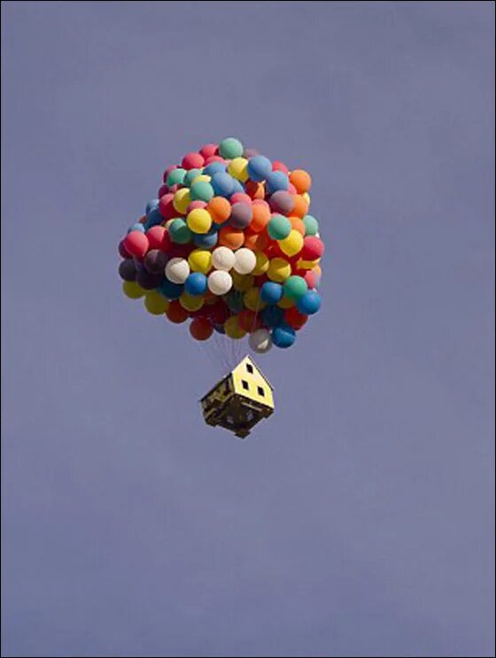 Летающие шары в домашних условиях. Домик на воздушных шарах. Летающий дом. Дом летит на воздушных шарах. Вверх шарики.