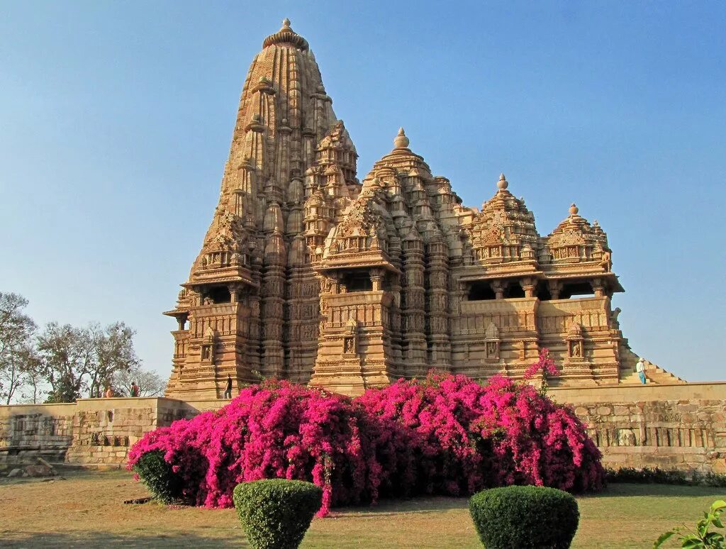 ченнаи индия достопримечательности. капалишварар ченнаи. храм кхаджурахо индия фрески. храм барелли индия. белый храм в индии.