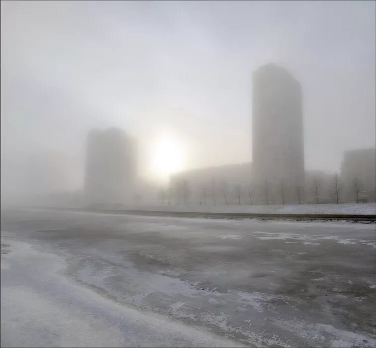 Туман зимой в городе. Зимний туман в городе. туман зима город. петербург зима туман.