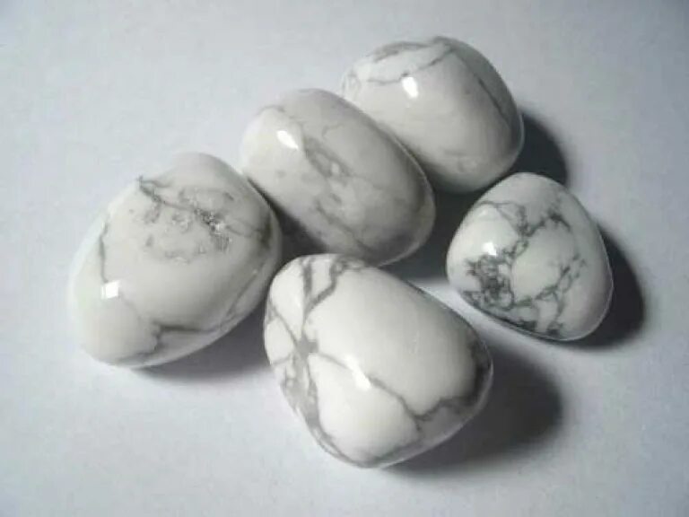 белый говлит галтовка. известняк. серая яшма камень. камень полудрагоценный петалит. прочный камень белого или серого цвета.