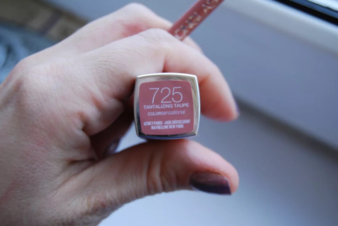 Помада мейбелин 725. Помада мейбелин 725. Maybelline 725 тон помада. Мейбелин помада color sensational 725. Помада мейбелин 725 tantalizing taupe.