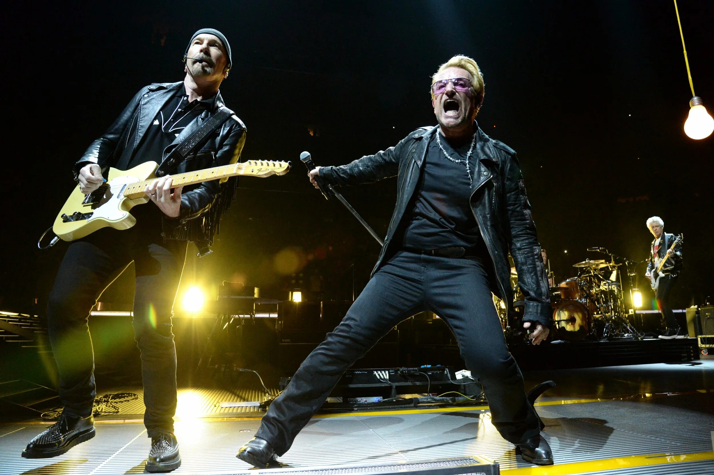 Two live d. Группа u2. U2 Live. U2 Live 2003. Эдж из u2.