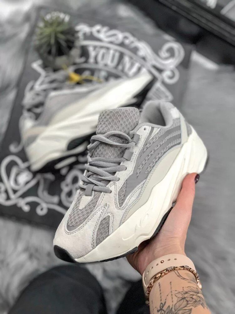 Изи буст 700 v2. Adidas Yeezy 700 v2. Adidas Yeezy Boost 700. Adidas Yeezy 700 static. Yeezy Boost 700 v2.