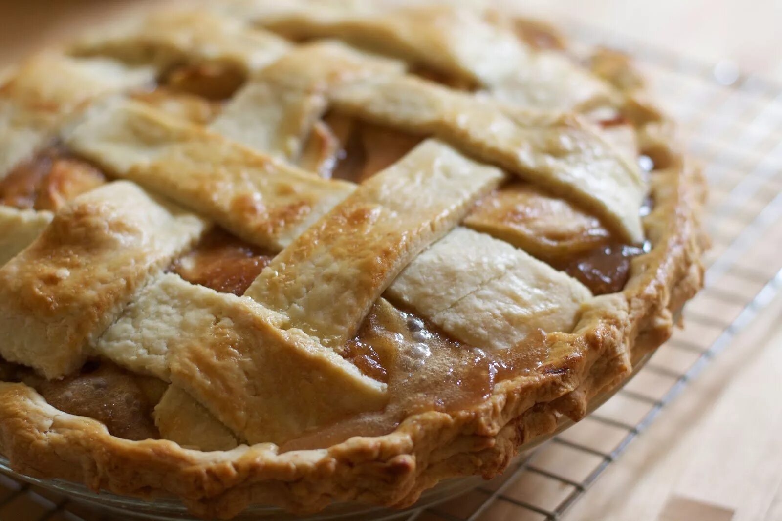 Пай рецепты с фото. Шарлотка американский пирог. Американский пирог яблочный пирог. Эппл Пай пирог. Пирог из слоеного теста с яблоками.