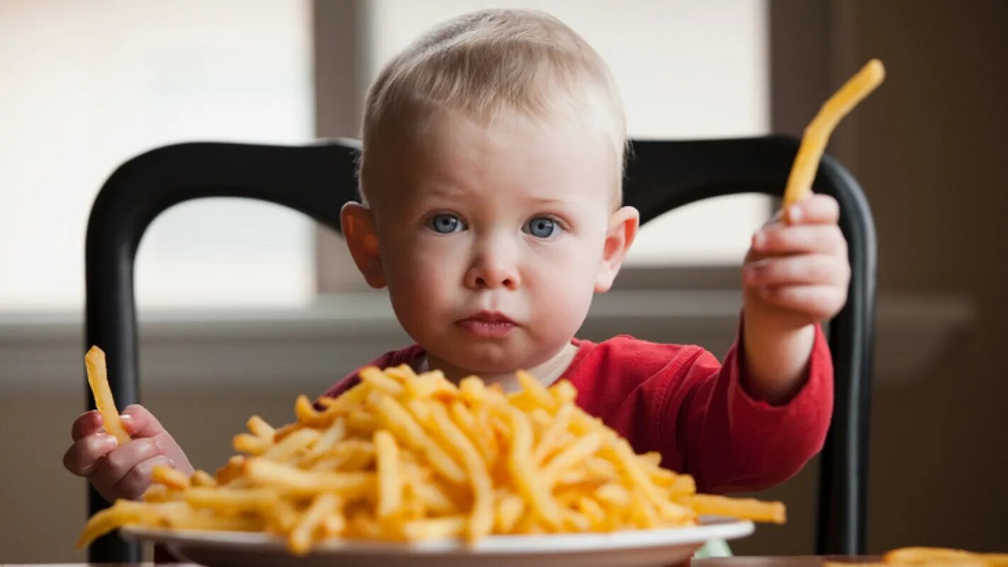 Ребенок стал много кушать. Дети едят фаст фуд. Ребенок ест кашу. Дети и сладкое. Дети едят фаст фуд.