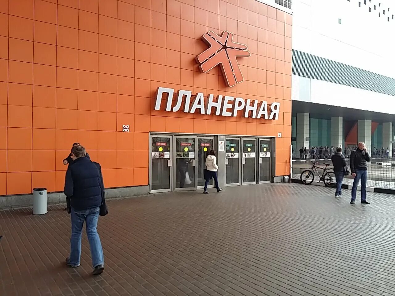 Метро планерная магазины. Станция Планерная Москва. Станция метро Планерная. Планерная станция метро снаружи. Метро Планерная с улицы.