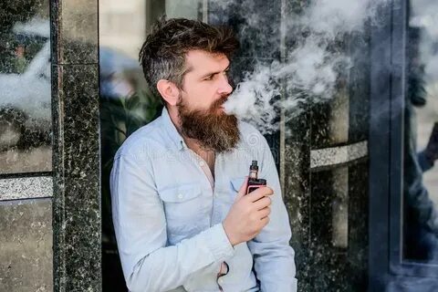 Мальчики курят вейп